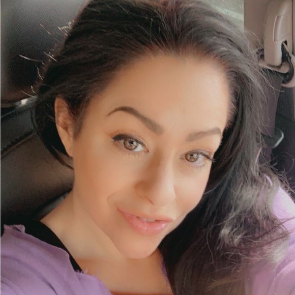 Meet your Posher, Melissa - Picture 1 of 3